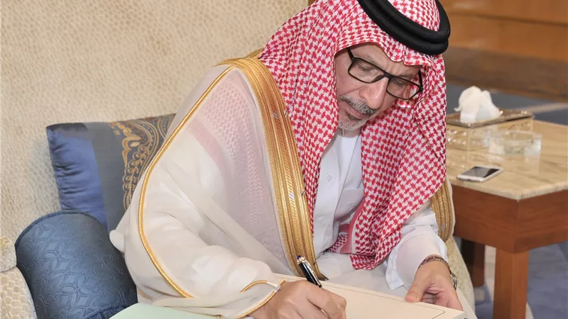 بالصور.. سفارة المملكة تفتح سجلًا للسعوديين لمبايعة ولي العهد