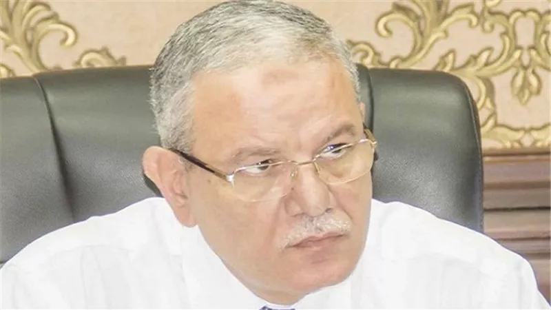محافظ المنيا يكرم مسعفين عثرا على 100 ألف جنيه وسلماها للشرطة