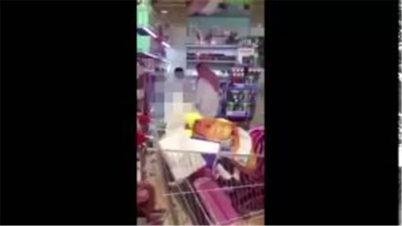 بالفيديو..لحظة تحرش رجل بطفل في سوبر ماركت بالسعودية