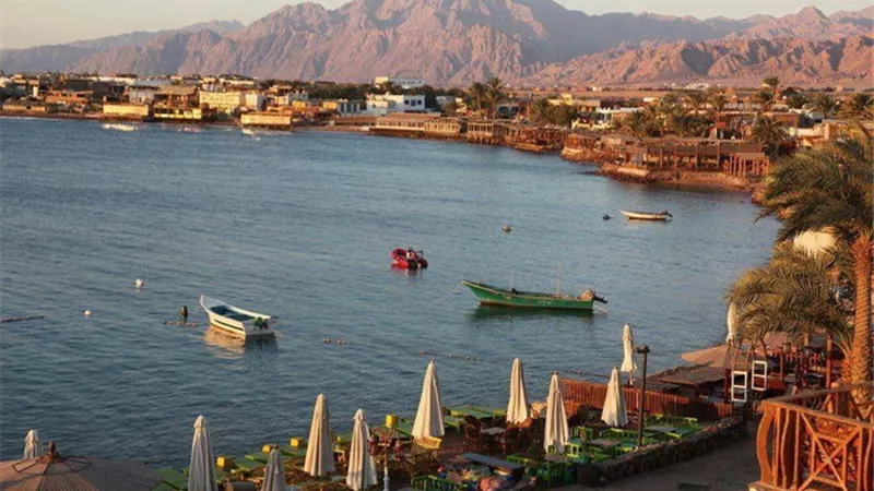 2007 سائحين من مختلف الجنسيات يزورون مدينة دهب
