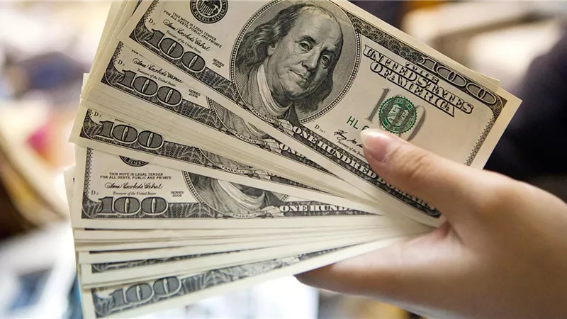 الدولار يتراجع قبيل تعليقات مسؤولين بالمركزي الأمريكي