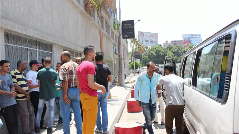 بالصور.. غضب بين «سواقين الميكروباص» بعد زيادة أسعار البنزين والسولار 