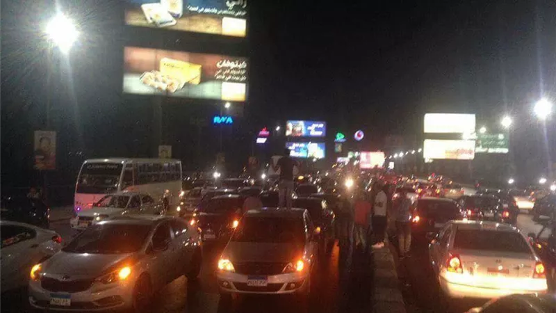 بالصور.. محتجون على الغلاء يغلقون كوبري أكتوبر