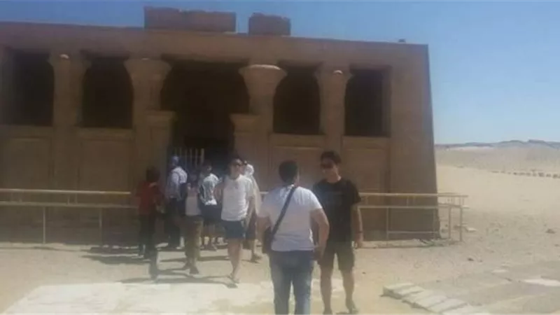 طلاب الجامعة الألمانية يزورون المنطقة الأثرية بـ«تونا الجبل» بالمنيا