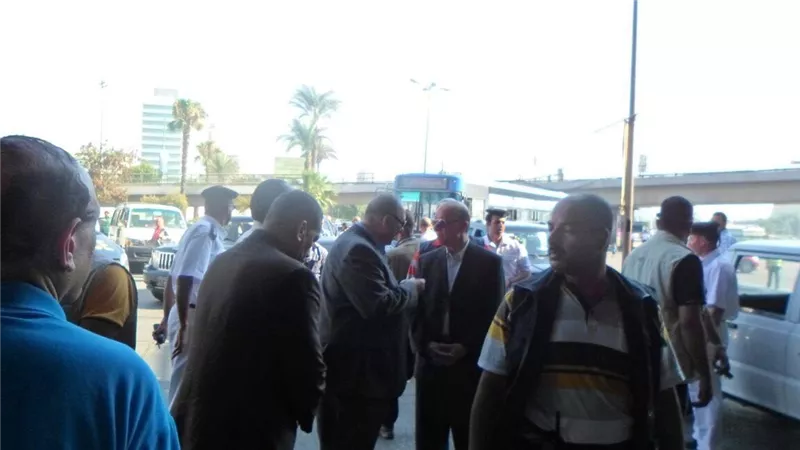 محافظ القاهرة يطمئن على التزام السائقين بالتعريفة الجديدة بموقف عبدالمنعم رياض