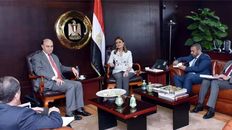  مميش وسحر نصر يبحثان تنفيذ خطة لدعم المشروعات الاستثمارية فى قناة السويس