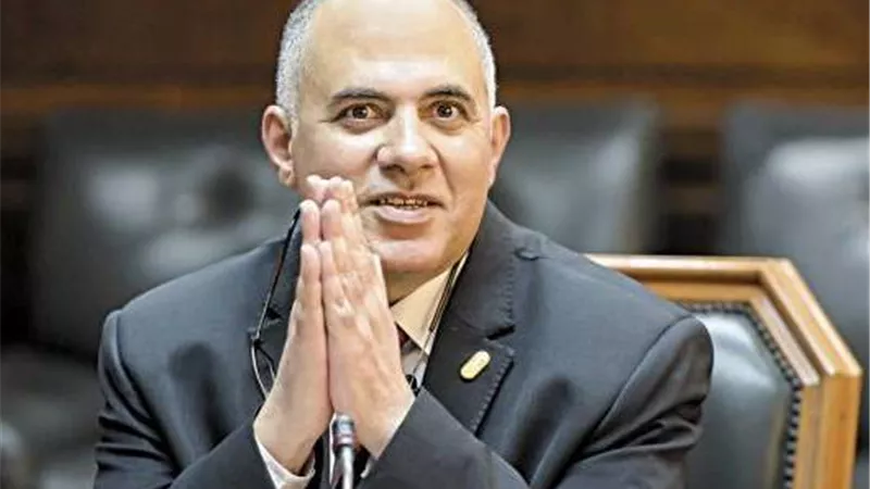 وزير الري يتلقى تقريرا بشأن إزالة التعديات على شبكة الترع والمصارف بالمحافظات