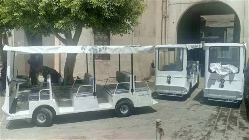 القاهرة التاريخية تزود شارع المعز بـ5 سيارات كهربائية جديدة
