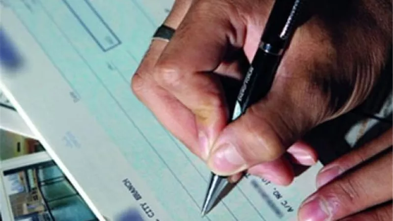 «المالية» تحذر من إصدار شيكات ورقية لصرف مستحقات العاملين