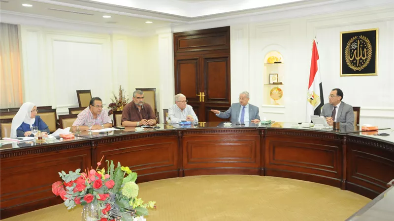 وزير الإسكان يبحث مع 
