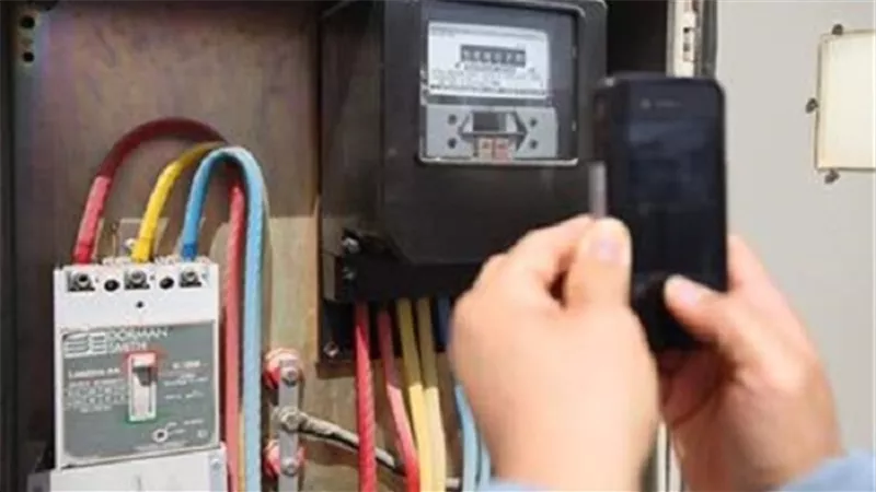 وزير الكهرباء يكشف عن اسباب زيادة الأسعار 
