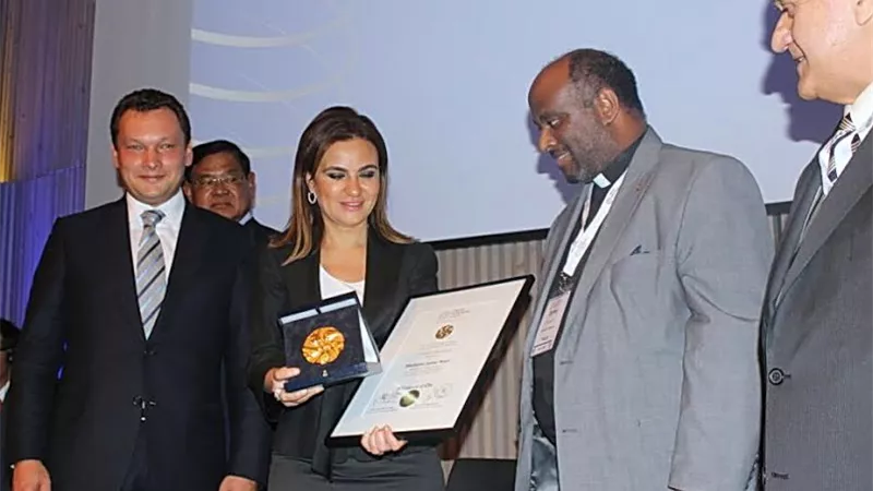 بالفيديو.. لحظة تكريم سحر نصر بمنتدى «كرانس مونتانا» وحصولها على الميدالية الذهبية