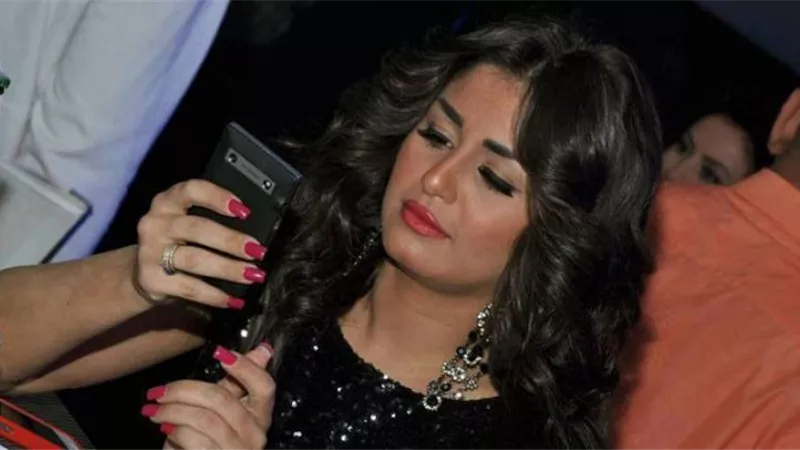شاهد.. منة فضالي تنشر لايف مثير