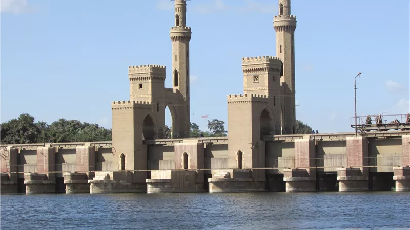 محافظ القليوبية يبحث مع «التنمية المحلية» تطوير القناطر