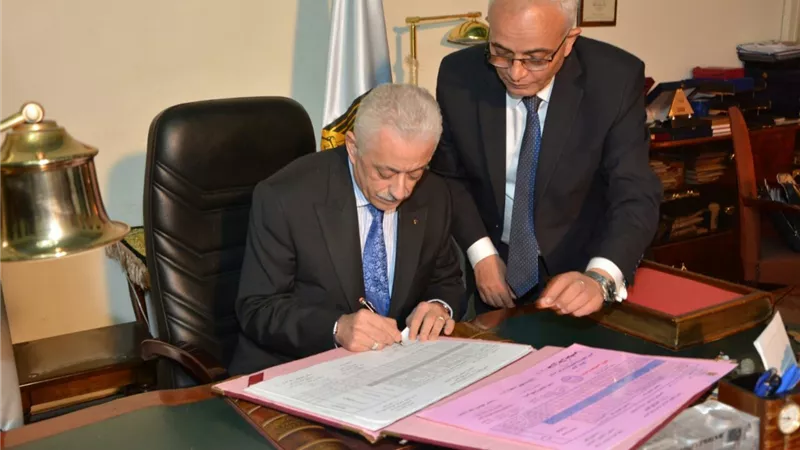 بالصور.. المتحدث الرسمى لوزارةالتعليم: الوزير يهنئ الطلاب الأوئل بالثانوية العامة هاتفيا 