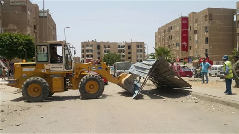 بالصور.. حملة لإزالة الإشغالات والمخالفات بالقاهرة الجديدة