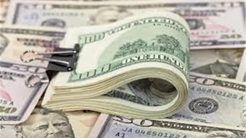 ارتفاع أسعار الدولار بالبنوك.. و«الأهلى الكويتي» الأعلى 