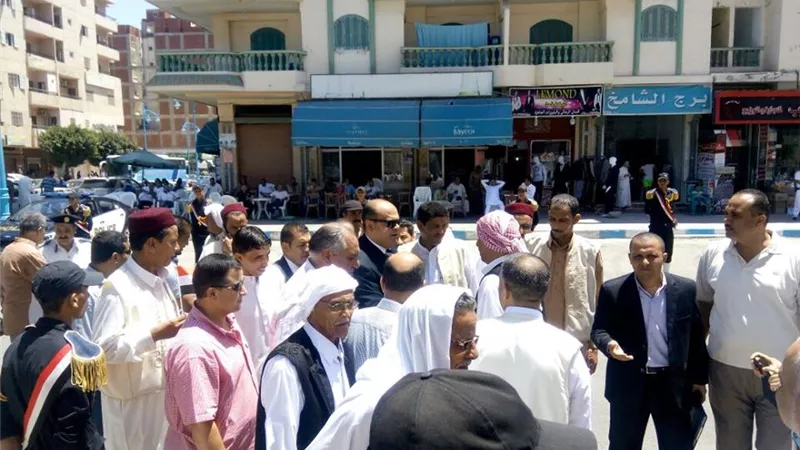 «محافظ مطروح» يقود وقفة احتجاجية للتنديد بالأعمال الإرهابية ضد قواتنا فى سيناء 
