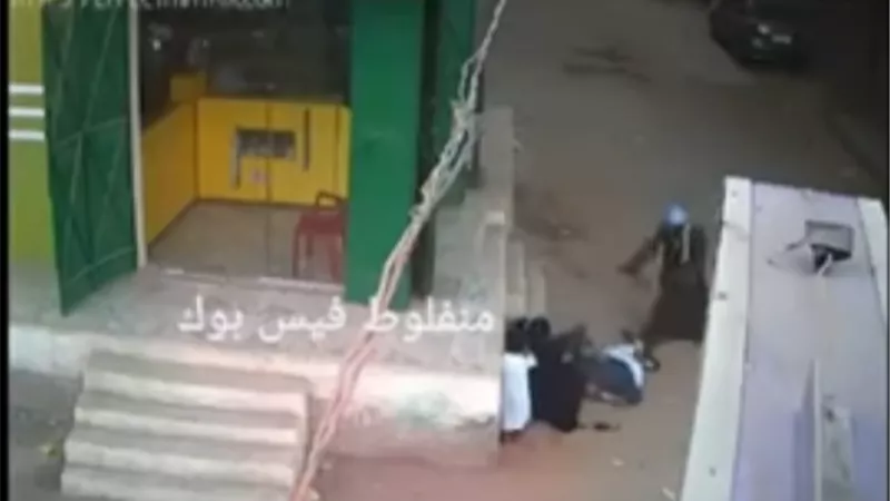بالفيديو.. حاول الدفاع عن والدته.. فلقى مصرعه