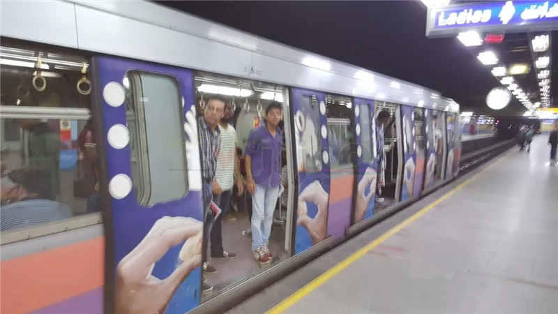 بالصور.. كارثة في محطة مترو الدقي.. والركاب يصرخون: «هتموتونا يا ولاد الكلب»