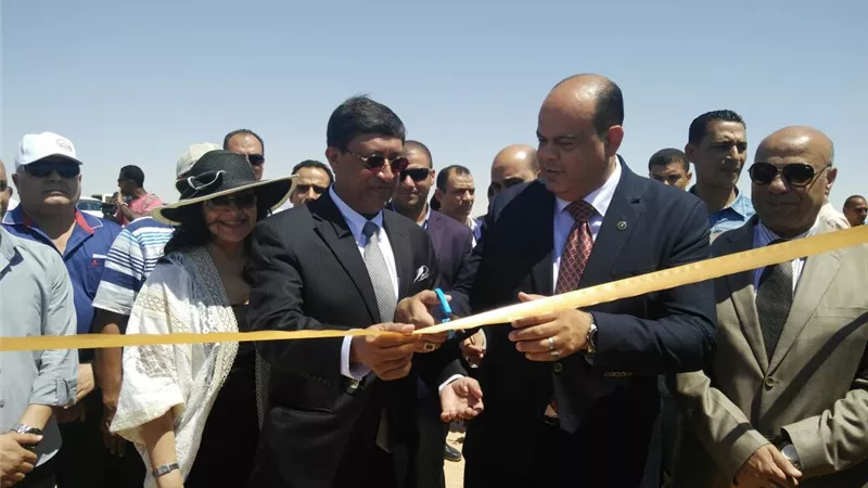 بالصور.. محافظ مطروح وسفير الهند يفتتحان مشروع إنارة قرية أجعوين بالطاقة الشمسية 
