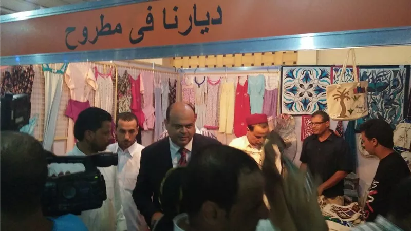 بالصور.. محافظ مطروح يفتتح معرض «ديارنا» للأسر المنتجة