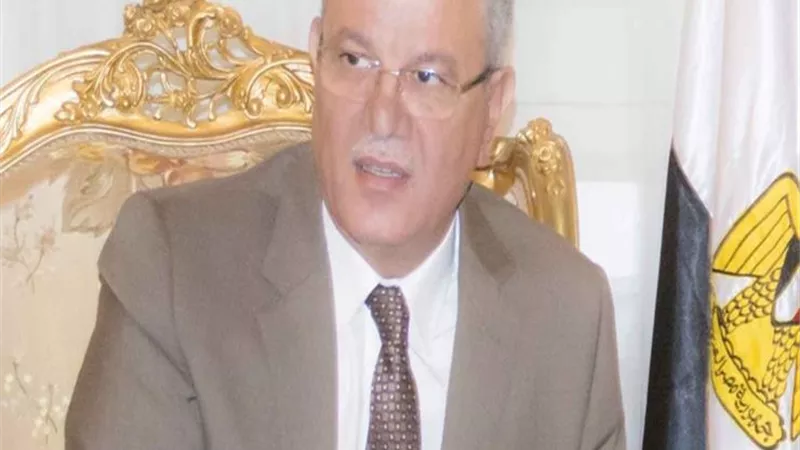 محافظ المنيا يقدم العزاء لأسرتي شهيدي الوطن بملوي