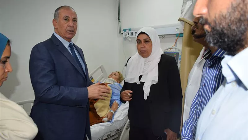 بالصور.. محافظ البحر الأحمر يطمئن على السائحين المصابين بالغردقة