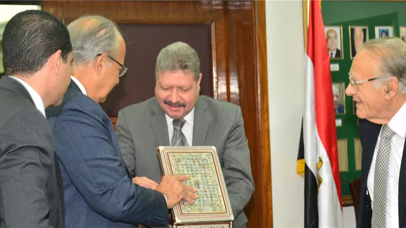 بالصور.. وزير التنمية يكرم مدير مكتبه لبلوغه سن المعاش