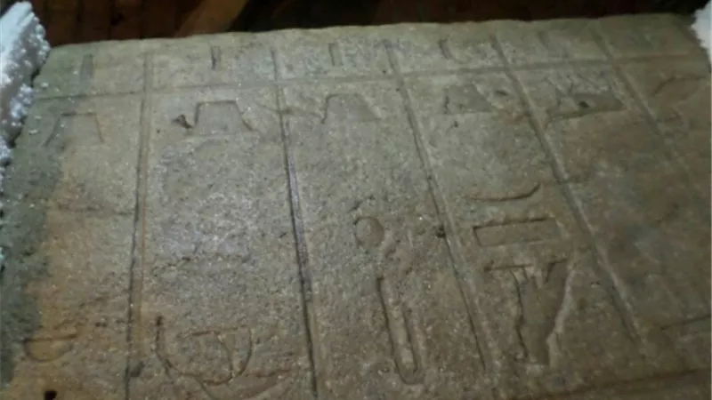 الآثار: فك رموز اللوحة الأثرية المكتشفة بالبحيرة