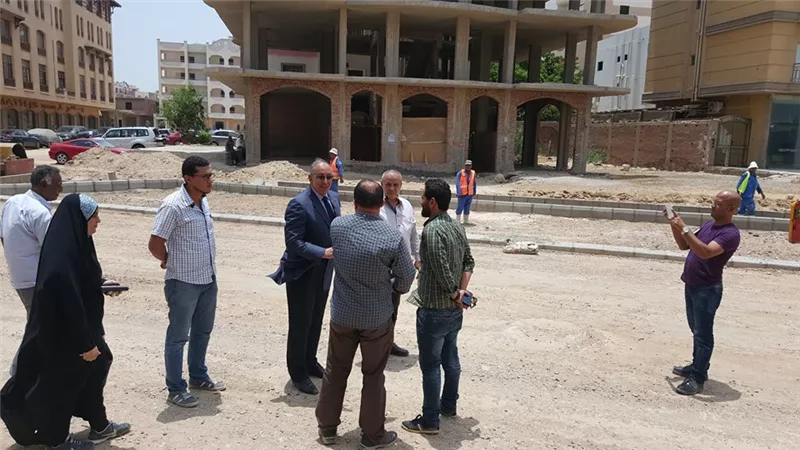 محافظ البحرالأحمر يتابع أعمال البنية التحتية بمنطقة الهضبة