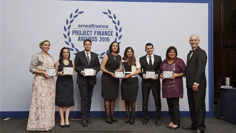 «الإمارات دبي الوطني» يفوز بجائزتي EMEA Finance2016 لأفضل صفقات تمويل للاتصالات والنقل 