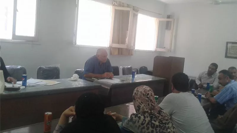 رئيس حي الهرم يعقد اجتماعا لتطوير الخدمات بالمنطقة 