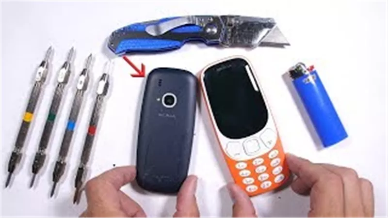 بالفيديو.. نشطاء يعرضون هاتف نوكيا 3310 للحرق!