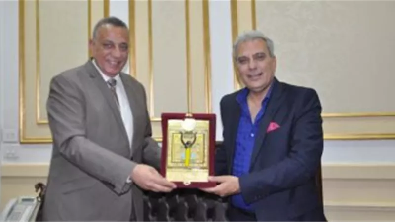 محافظ الجيزة يكرم «جابر نصار» ﻹنجازاته بـ«القاهرة»