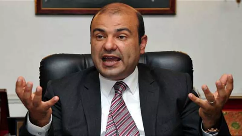 التحقيق مع خالد حنفى وزير التموين السابق بتهمة استغلال النفوذ
