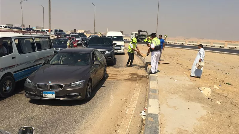 بالصور.. المرور تزيل بقعة زيت على الطريق الدائري 
