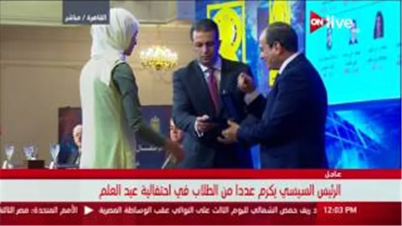 بالفيديو.. السيسي يكرم علماء مصر في احتفالية عيد العلم