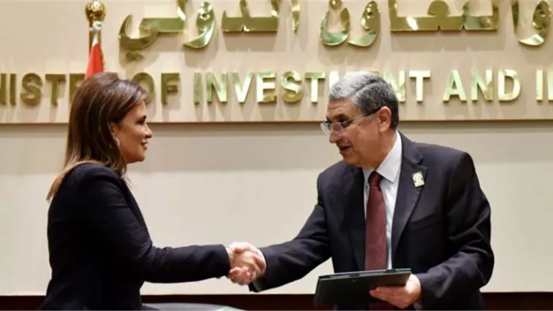 الاستثمار والكهرباء توقعان بروتوكولا لتطهير 11 ألف فدان من الألغام