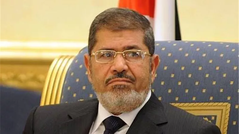 المحكمة تأمر بانتداب محامٍ لـ«مرسي» وتؤجل القضية لـ10 سبتمر 