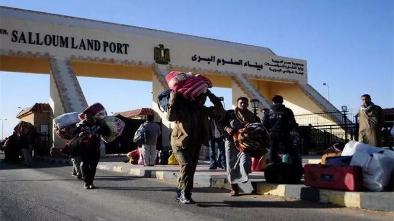 عودة 295 مصريا ووصول 145 شاحنة من ليبيا عبر منفذ السلوم