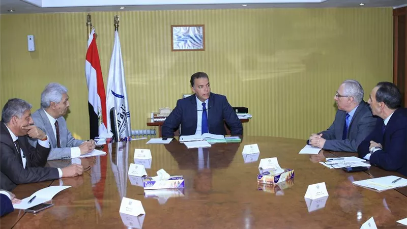 وزير النقل يبحث إنشاء ميناء نهري بالإسكندرية