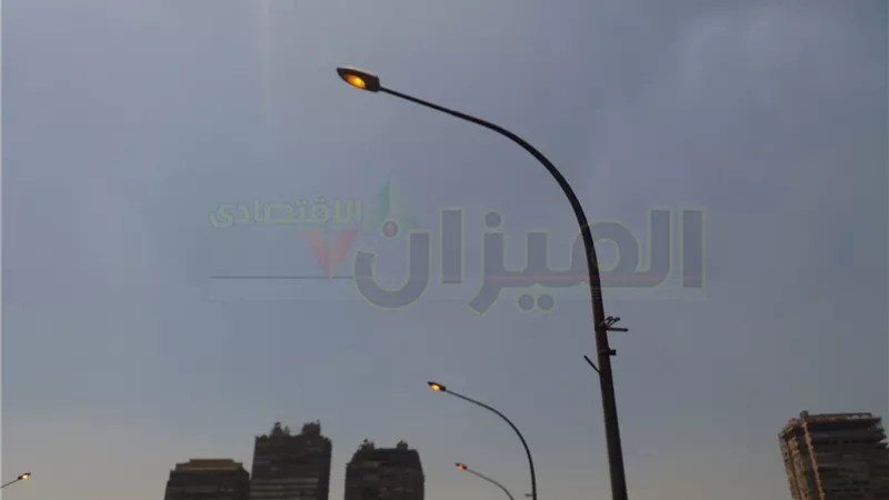 بالفيديو والصور.. أعمدة الكهرباء مضاءة في وضح النهار بكوبري جامعة القاهرة