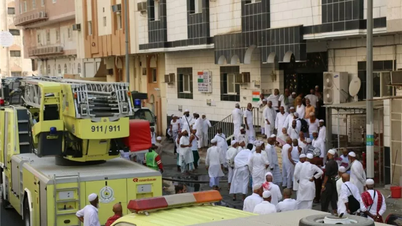 عاجل..حريق مبني سكني في مكة المكرمة 