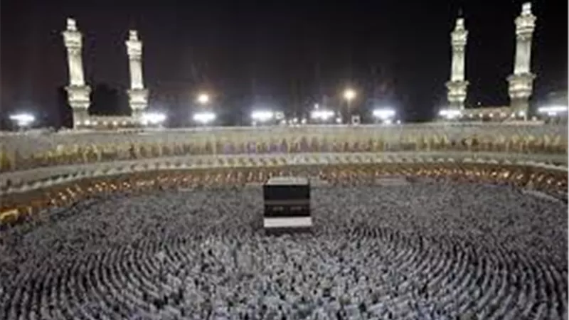 «وزارة الحج» تستقبل الحجاج بماء زمزم والتمور