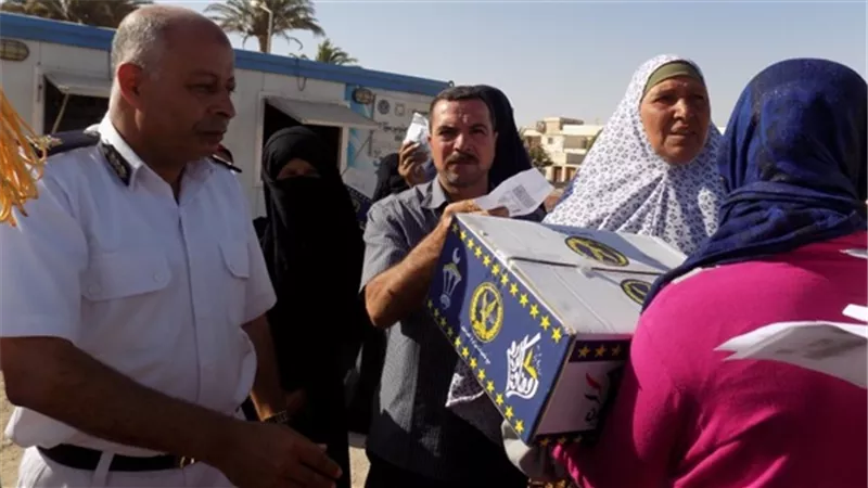 القوات المسلحة توزع 600 كرتونة مواد غذائية بدمياط