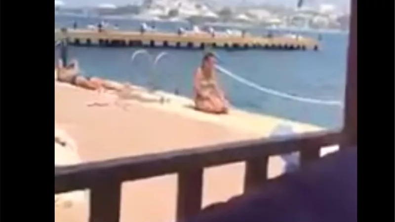بالفيديو والصور.. فتاة تصلي بـ«البكيني»