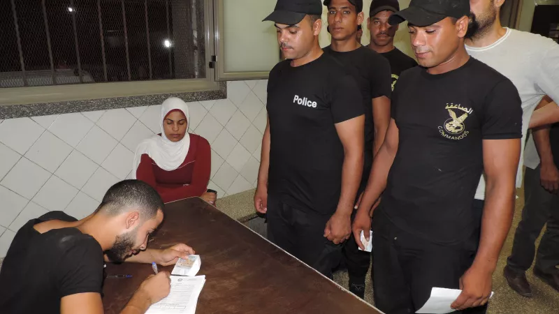 مجندو قوات الأمن بالإسكندرية يتبرعون بالدم لمصابى حادث القطارين