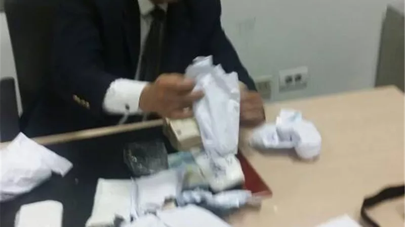 جمارك القاهرة تحبط تهريب كميه من النقد الأجنبى