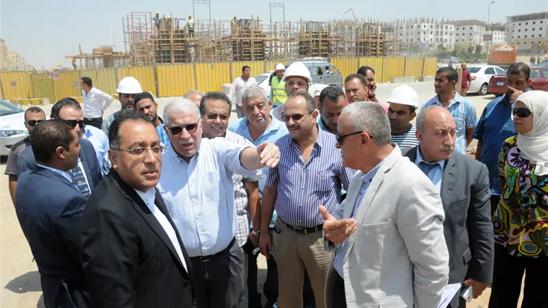 وزير الإسكان يتفقد أعمال الطرق والمحاور المرورية بالقاهرة الجديدة